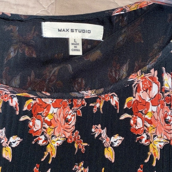 MAX STUDIO PLEATED TOP W/ROUNDED NECKLINE. SZ L. BARELY WORN! BEAUTIFUL PRINT. - Picture 5 of 6
